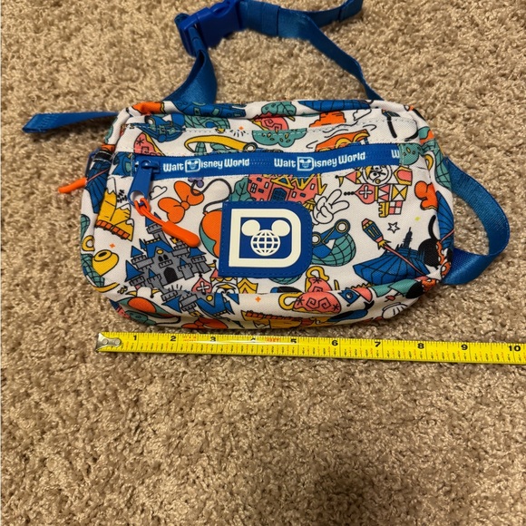 Disney World Four Park Blue and White Fanny Pack, Tags removed, never used - Picture 7 of 8